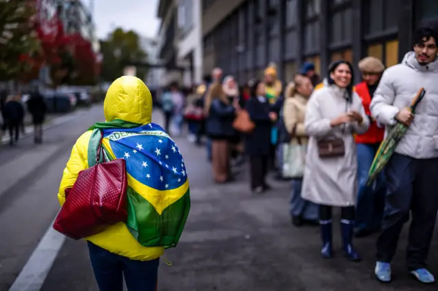 Votação no exterior: Lula vence em 29 países; Flávio Bolsonaro, em 12